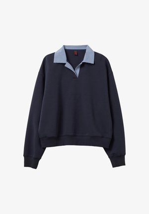 Marineblauer Pullover mit langen Ärmeln und gerippten Bündchen, ausgestattet mit einem hellblauen karrierten Kragen ohne Knöpfe.
