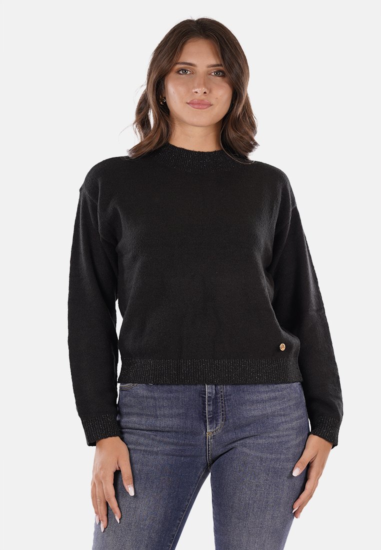 Maglione nero con maniche lunghe, colletto e orlo a coste, realizzato in tessuto testurizzato. Presenta un piccolo accentuato con il logo sulla parte anteriore.