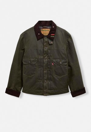 Casaco de algodão encerado verde escuro com um colarinho de corduroy castanho, dois bolsos frontais e fecho de botão. Apresenta um corte descontraído e costuras visíveis.