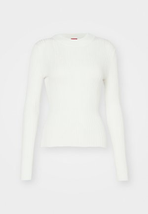 Vit ribbad långärmad tröja med en figurnära silhuett och rund halsringning. Mjuk textur och subtil elastisitet. Avslutad med en rak fåll.