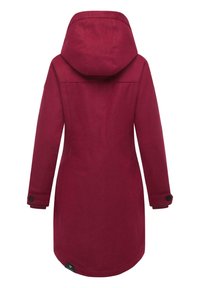 Burgundowa kurtka z kapturem, wykonana z teksturowanej tkaniny. Posiada zapinane na guziki mankiety oraz prostą sylwetkę z ozdobnym szwem z tyłu.