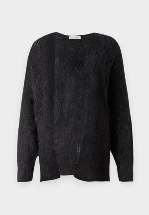 Cardigan noir en peluche avec une ouverture sur le devant, coupe ample et manches longues. Présente une texture douce et un minimum de détails de couture.