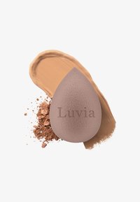 Make-up spons in druppelvorm met een matte, zachte textuur in taupekleur. Gecombineerd met een crème- en los poederproduct.