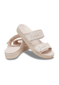 Witte schampoo-sandalen met twee verstelbare banden en kleine gaatjes voor ventilatie. Zachte, gevoerde binnenzool en lichtgewicht platformzool.