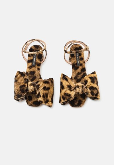 Sandale cu toc cu imprimeu leopard, decorate cu funda largă din material în față, având o curea subțire pentru gleznă cu un finisaj metalic delicat.