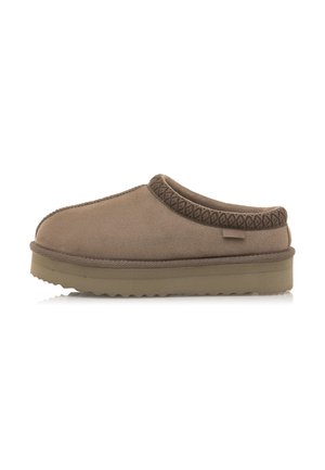 Scarpe slip-on in suede marrone con bordi testurizzati, punta arrotondata e una suola in gomma spessa con scanalature profonde per una migliore aderenza.