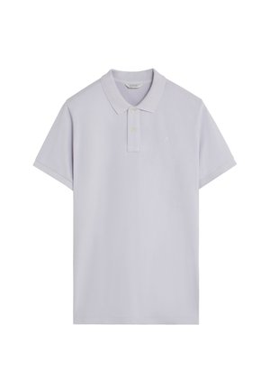 Polo de manga corta gris claro con dos botones y cuello, presentado sobre un fondo blanco.