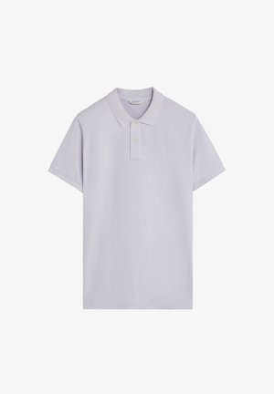 Polo de manga corta gris claro con dos botones y cuello, presentado sobre un fondo blanco.