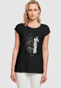 Sort t-shirt med korte ærmer med et grafisk design af Lady Deadpool i hvid med splatter detaljer og fed tekst.