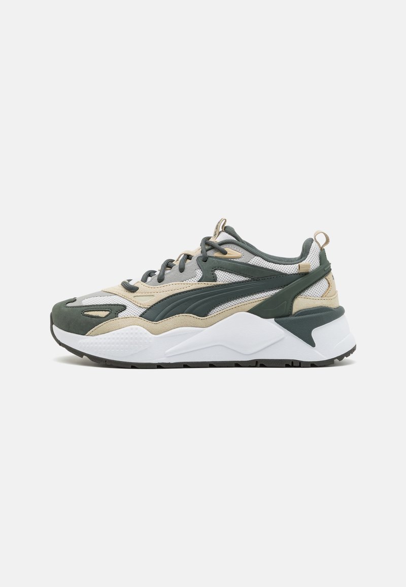 Skechers, milleline rohelise, beeži ja halli võrguga ülemise osaga, pakuvad paksu valget vahtmugavust ning tekstureeritud kummist tallat. Tumerohelised detailid.