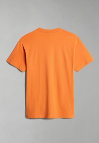T-shirt di cotone arancione con collo rotondo e maniche corte, con una texture liscia e senza motivi o dettagli visibili sul retro.