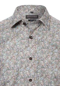 Patroon blouse met knopen in een katoenmengsel. Heeft meerkleurige bloemen- en geometrische ontwerpen, bruine knopen en een normale kraag.