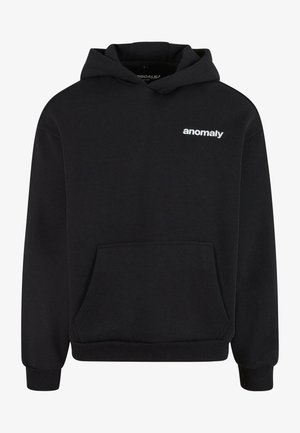 Mustahvinest valmistatud must kapuutsiga sviiter. Omab esiosa kenguru taskut, ribaga varrukaid ja väikest valget "anomaalia" logot rinnal.