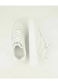 Sneakers bianchi in cuoio con una superficie liscia, dettagli perforati, chiusura con lacci e una suola in gomma bianca spessa. Etichetta del marchio visibile all'interno.
