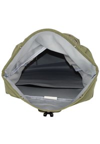 Intérieur d'un sac en toile vert olive avec doublure en tissu gris, comprenant un compartiment spacieux et une fermeture éclair sécurisée.