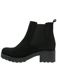 Czarne botki za kostkę z teksturowanym, przypominającym skórę węża wykończeniem, elastycznymi bocznymi panelami oraz masywną podeszwą platformową dla większej wysokości.