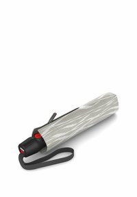 Étui compact pour parapluie gris avec un motif texturé, doté d'un bouton rouge et d'une sangle pour le transport. Fermeture éclair sur un côté.