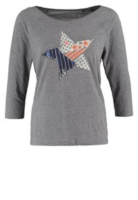 Graues Langarm-T-Shirt mit einem dekorativen Sternenmotiv, das mit Pailletten in blauen, orangefarbenen und weißen Mustern verziert ist. Weicher Stoff, Rundhalsausschnitt.