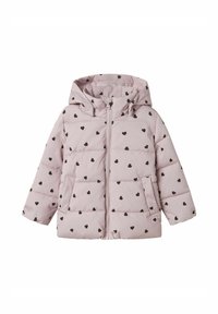 Giacca puffer rosa con cappuccio, caratterizzata da un design trapuntato e piccoli motivi a cuore neri. Include tasche laterali e una zip frontale.