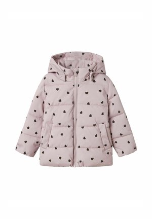Giacca puffer rosa con cappuccio, caratterizzata da un design trapuntato e piccoli motivi a cuore neri. Include tasche laterali e una zip frontale.