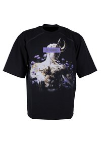 Schwarzes, oversized T-Shirt mit einem bedruckten Grafikdesign eines skulptierten Figures mit floralen Akzenten und dem Text "LES HOMMES" in Lila.