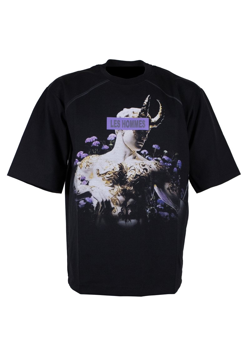 Schwarzes, oversized T-Shirt mit einem bedruckten Grafikdesign eines skulptierten Figures mit floralen Akzenten und dem Text "LES HOMMES" in Lila.