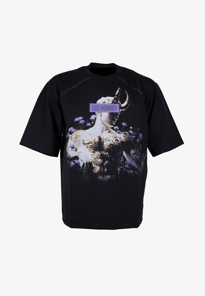 Schwarzes, oversized T-Shirt mit einem bedruckten Grafikdesign eines skulptierten Figures mit floralen Akzenten und dem Text "LES HOMMES" in Lila.