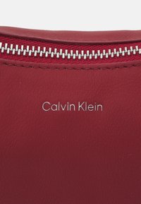 Calvin Klein Borsa a mano - biking red