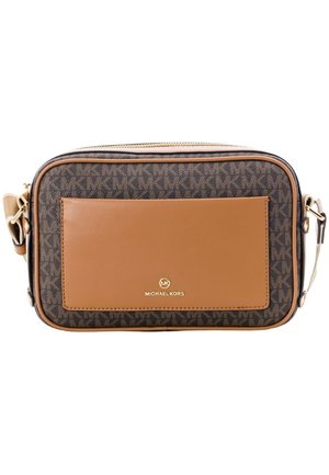 Brązowa i beżowa torba Michael Kors na ramię z monogramem MK, przednia skórzana kieszeń oraz regulowany pasek z złotymi okuciami.