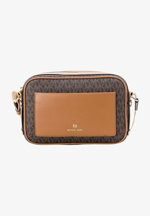 Brązowa i beżowa torba Michael Kors na ramię z monogramem MK, przednia skórzana kieszeń oraz regulowany pasek z złotymi okuciami.