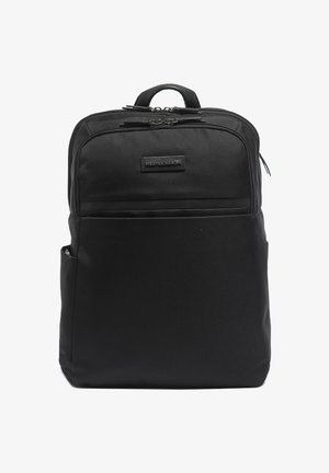 Sac à dos rectangulaire noir avec surface texturée, poignée supérieure, poche avant zippée, compartiment latéral et écusson du logo de la marque centré près du haut.