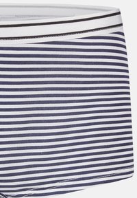 Pantaloni boxer con righe orizzontali in blu navy e bianco. Tessuto morbido con una cintura elastica a contrasto. Nessun motivo o embellimento visibile.