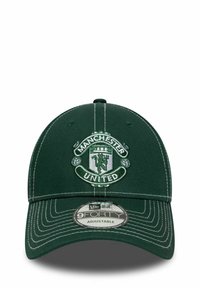 Grüne Baseballkappe mit gesticktem Manchester United-Logo, weiße Nähte, einem gebogenen Schirm und einem verstellbaren Riemen.