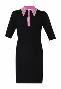 Robe noire à côtes avec un col rose, ornée de perles et d'une fermeture à bouton central. Dotée de manches mi-longues et d'une coupe ajustée.