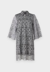 Robe en dentelle grise avec col, manches trois-quarts et motifs floraux. Le tissu a une texture délicate et transparente avec des détails minutieux.