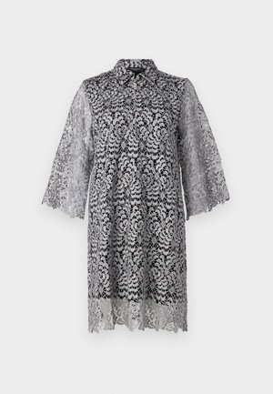 Pelēka mežģīņu kleita ar apkakli, trīs ceturtdaļu garuma piedurknēm un ziedu rakstiem. Audums ir delikāts, caurspīdīgs ar sarežģītiem rakstiem.