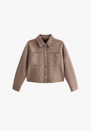 Chaqueta corta marrón con cuello puntiagudo, botones a presión, mangas largas y dos grandes bolsillos cuadrados en el pecho.