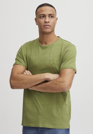 Olivengrøn bomulds t-shirt med rund halsudskæring, foldede ærmer og subtilt prægede logo på brystet. Blød tekstur, afslappet pasform.