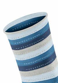 Gestreepte sok in tinten blauw, grijs en wit. Bevat een gestructureerde brei en kleine perforaties. Open bovenkant, ontworpen voor comfort en ademend vermogen.