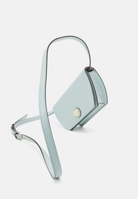 Světlomodrá kožená crossbody taška s kulatým tvarem, černým lemem a knoflíkem zdobeným perlou. Součástí je nastavitelný popruh.