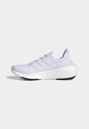 Chaussure de course athlétique blanche avec semelle épaisse rembourrée, tige en mesh et synthétique, et trois bandes latérales, présentée en profil latéral sur un fond clair.