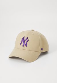 Bežna bejzbol kapa od pamuka, s ljubičastim izvezenim "NY" logotipom sprijeda i malim ljubičastim "47" sa strane.