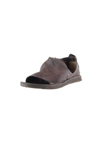Chaussure à enfiler en cuir marron à bout ouvert, avec une semelle usée et un petit talon, présentée sur un fond blanc.