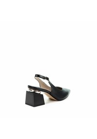 Czarny skórzany but slingback z szpiczastym noskiem i grubym geometrycznym obcasem z metalicznym akcentem.