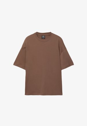 Ruskea ylipitkä t-paita, jossa on lyhyet hihat ja pyöreä kaula-aukko, valmistettu pehmeästä kankaasta. Sujuva pinta yksinkertaisella suunnittelulla, ilman kuvioita tai korostuksia.