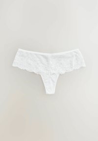Witte lingerie met een kanten tailleband met bloemenpatronen, gladde stof en een stringsnit. Het kant heeft scalloped randen.