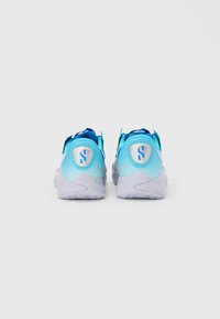 Μπλε αθλητικά παπούτσια με διαβαθμισμένο σχέδιο, με λείο ανώτερο υλικό, ενισχυμένη φτέρνα και υφασμένο πέλμα για πρόσφυση.