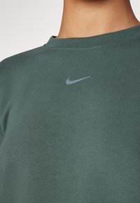 Nike Performance ONE CREW - Felpa - vintage green/black