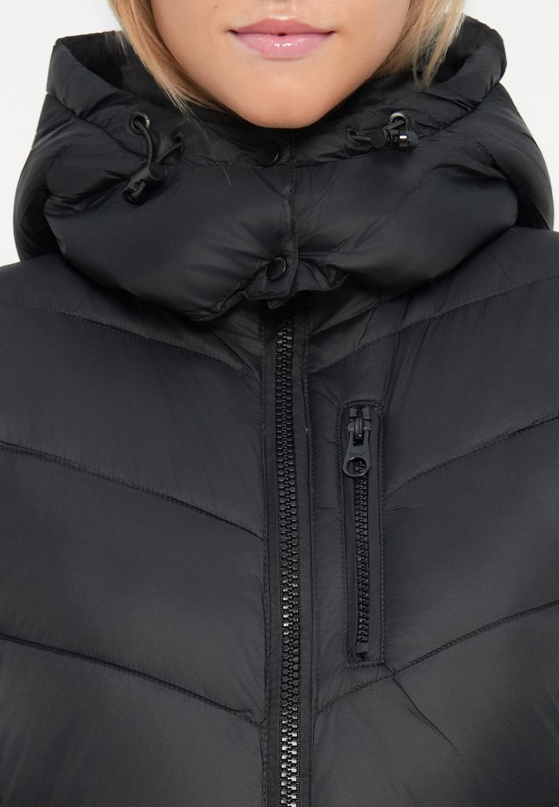 Schwarze Daunenjacke mit hohem Kragen und verstellbare Kapuze. Sie verfügt über einen Reißverschluss und horizontale Steppnähte zur Isolierung.