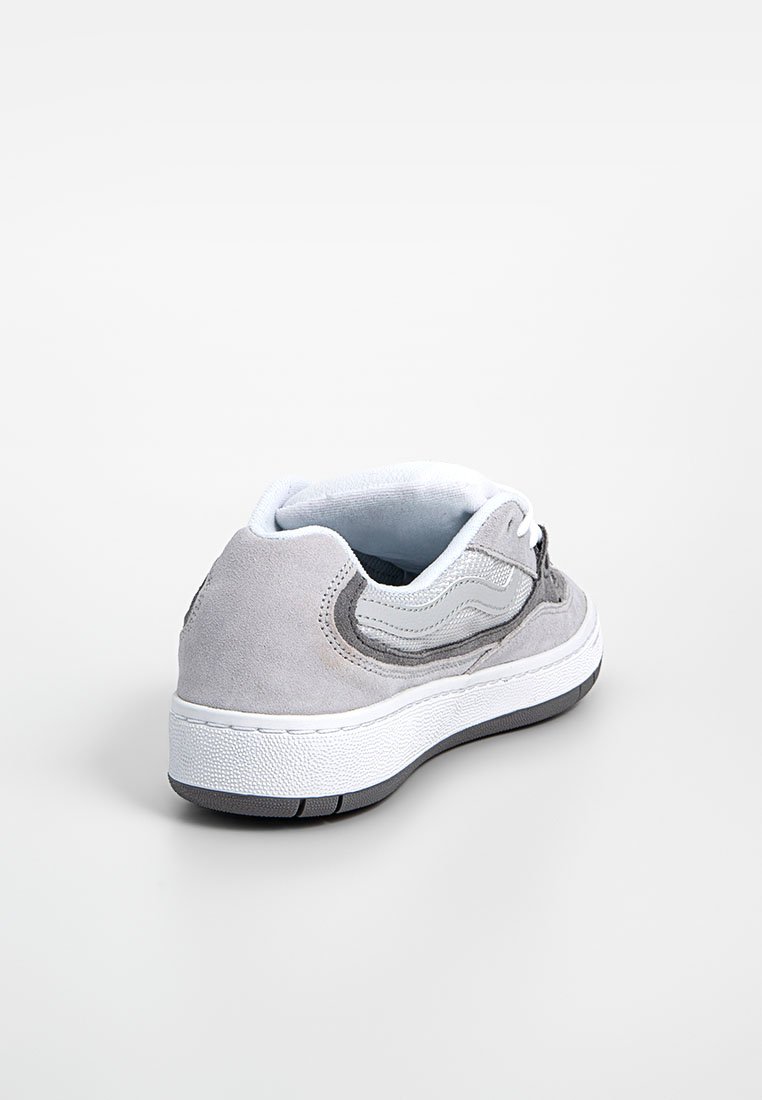 Sneaker in camoscio grigio e bianco, angolato per mostrare il retro e il lato, con suola bianca e battistrada nero su uno sfondo bianco semplice.